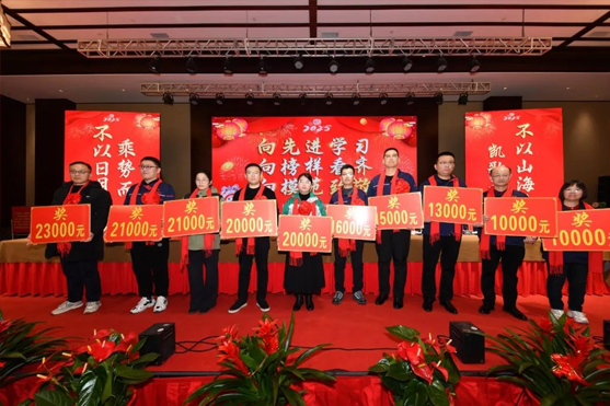 迎接新機遇 續(xù)寫新輝煌 | 一滕集團2024年總結表彰大會暨2025年度責任狀授領儀式隆重舉行